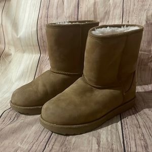 Classic II weather Ugg short boots size 3. Worn few times, in great condition.